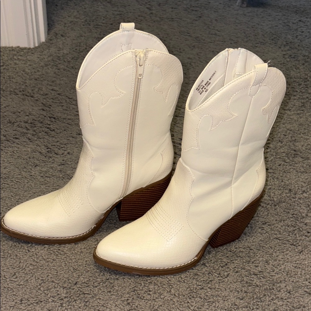 Mix no 6 Cream / Off white Cowgirl Boots size 7 Brown block heel